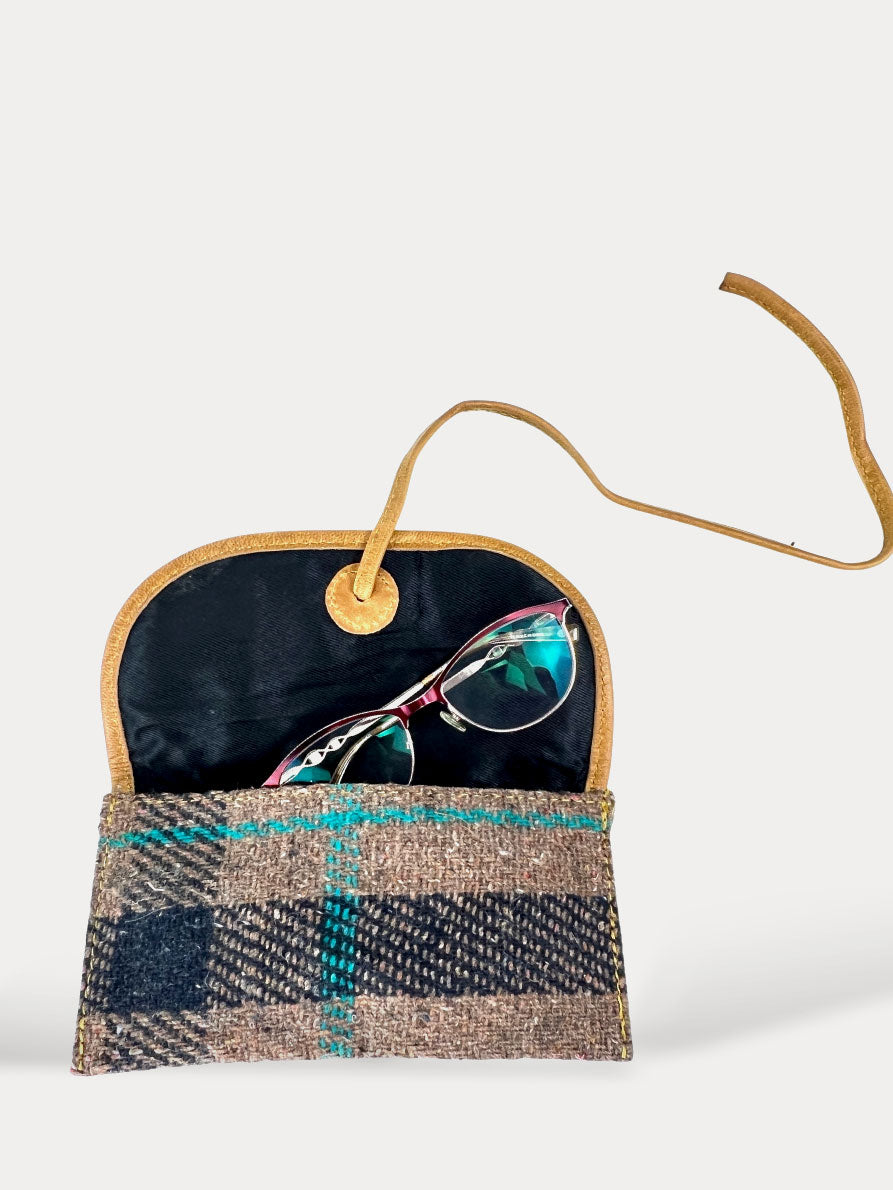 Highlands Eyeglass Grey Pouch